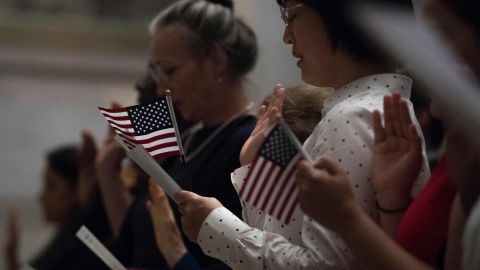 La lotería de visas otorga Green Cards y es un camino a la naturalización.