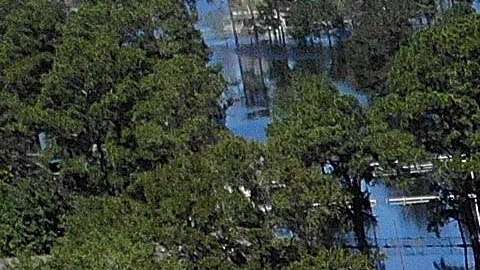 Las inundaciones aíslan a vecindarios en Carolina del Norte.