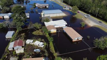 Las inundaciones aíslan a vecindarios en Carolina del Norte.