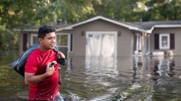 Luis Gómez rescata unos pollitos de la inundación en Longs, Carolina del Sur.