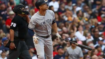 Giancarlo Stanton llevó a los New York Yankees a un nuevo récord de jonrones en la liga.  (Foto: Omar Rawlings/Getty Images)