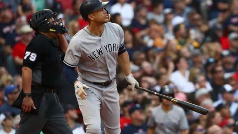 Giancarlo Stanton llevó a los New York Yankees a un nuevo récord de jonrones en la liga. (Foto: Omar Rawlings/Getty Images)