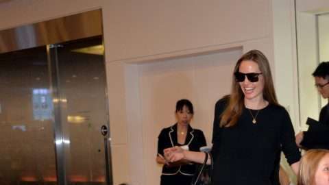 Brad Pitt y Angelina Jolie con sus hijos.