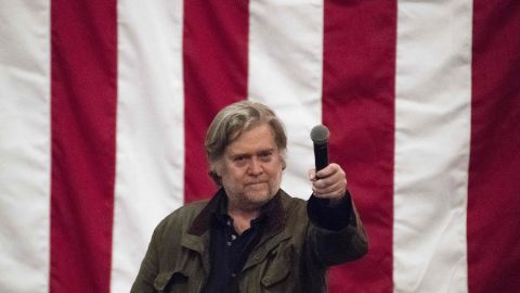 Steve Bannon defiende las políticas del presidente Trump.