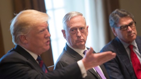 El general Jim Mattis es señalado por referirse al presidente Trump como alguien "de quinto grado".