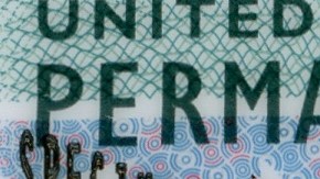 Un inmigrante puede perder su "green card" si comete delitos.