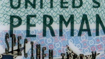Un inmigrante puede perder su "green card" si comete delitos.