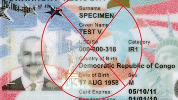 Un inmigrante puede perder su "green card" si comete delitos.
