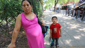 Hilda Basorto y su hijo, Joseph Espinoza en su primer dia en la escuela.