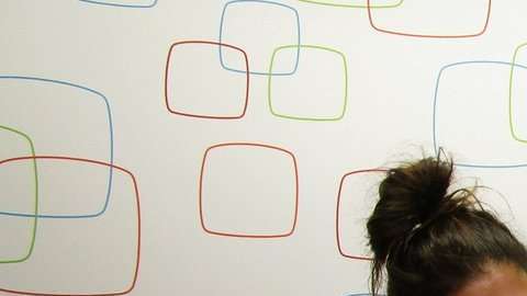 Jerrit Elmer y su esposa celebran su buena suerte en la lotería.