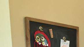 El oficial de policía con el bebé que acaba de adoptar.