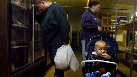 La economía ha obligado a miles de personas a recurrir a la asistencia social, y la Administración quiere usar la pobreza como arma contra los inmigrantes legales.