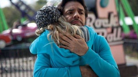 Eugenio Derbez abraza a Loreto Peralta en una escena de 'Instructions Not Included'.