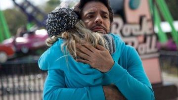 Eugenio Derbez abraza a Loreto Peralta en una escena de 'Instructions Not Included'.