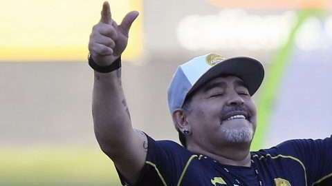 Diego Armando Maradona se estrena como director técnico de los Dorados de Sinaloa. (Foto: Imago7/Roberto Armenta)
