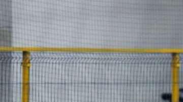 Agustín Marchesín patea a Arturo Sánchez, durante el entrenamiento del América. (Foto: Imago7/Rafael Vadillo)