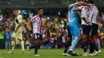 Jugadores de Chivas festejan el empate ante América en el estadio Azteca. (Foto: Imago7/Alejandra Suárez)
