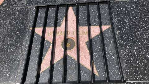 La estrella de Donald Trump en el Paseo de la Fama aparece tras rejas.