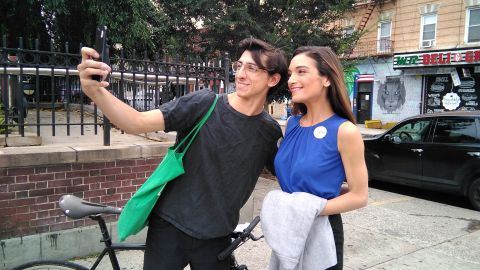Julia Salazar se toma una 'selie' con un votante a las puertas del colegio electoral en Brookln donde votó.