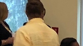 Teresita Camacho, 69, junto a su esposo Roberto, 85, quien fue diagnosticado con Alzheimer hace 5 años.