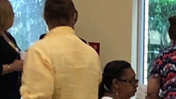 Teresita Camacho, 69, junto a su esposo Roberto, 85, quien fue diagnosticado con Alzheimer hace 5 años.