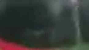 El presunto infiel trata de escapar de la furia de su novia,.