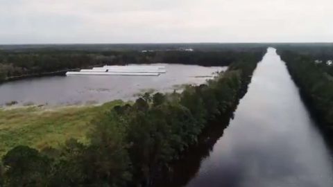 El agua cubre la carretera Interestatal 40 en Wilmington, Carolina del Norte.