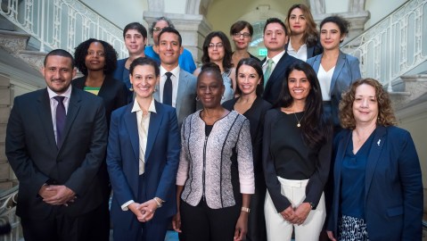 La primera dama Chirlane McCray, con la  comisionada de Inmigración, Britta Mostofi, voluntarios y otros funcionarios de la Ciudad.