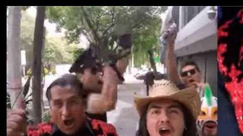 Un joven golpeó al taquero y lo dejó ensangrentado de la cara.