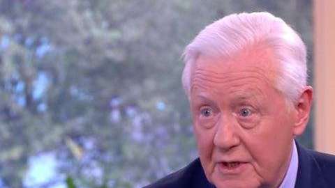 Benjamin Slade busca una mujer joven para tener un hijo.