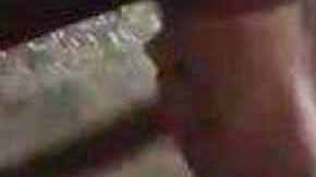 Un jugador de fútbol universitario le regala sus zapatillas a un homeless .