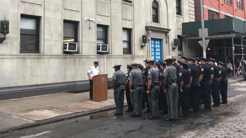 Oficiales de la comisaría 1 rinden homenaje a oficiales del NYPD caídos el 9/11.