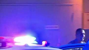 Oficiales de policía corren con un bebé al hospital para salvarle la vida.