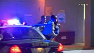 Oficiales de policía corren con un bebé al hospital para salvarle la vida.