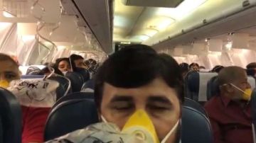 Los pasajeros tuvieron que usar las mascarillas de oxígeno.