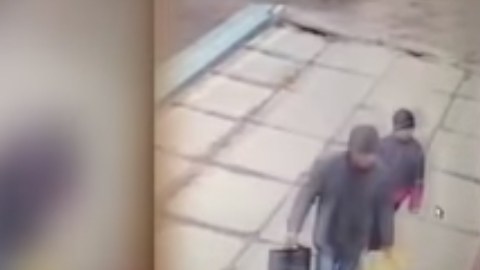 El hombre se detuvo en una tienda de dulces antes de llevarse al menor a su casa.