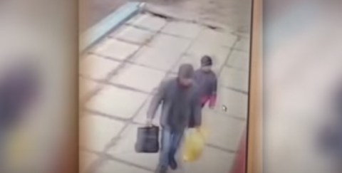 El hombre se detuvo en una tienda de dulces antes de llevarse al menor a su casa.