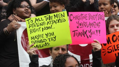 Demostración en la Alcaldía de neoyorquinas a favor de Christine Blasey Ford.