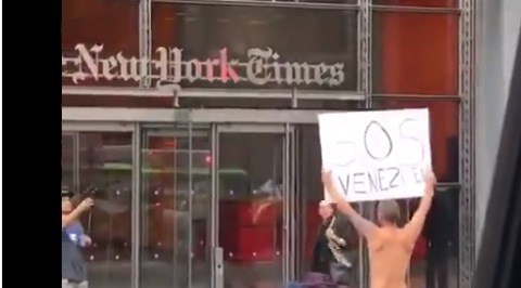 Se desnudó por Venezuela frente a The New York Times