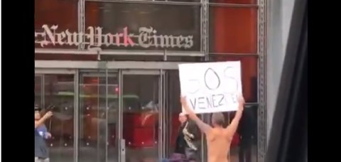 Se desnudó por Venezuela frente a The New York Times
