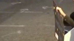 Fueron arrestados por sentarse en el asfalto