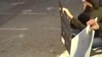Fueron arrestados por sentarse en el asfalto