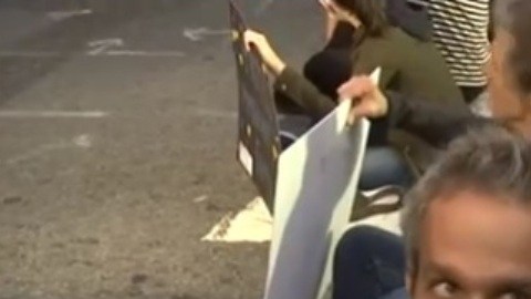 Fueron arrestados por sentarse en el asfalto