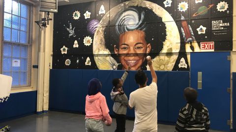 Niños juegan en el mural "Healthy Matching Game", pintado por Casita Maria en la escuela P.S. 55 Benjamin Franklin, en El Bronx.