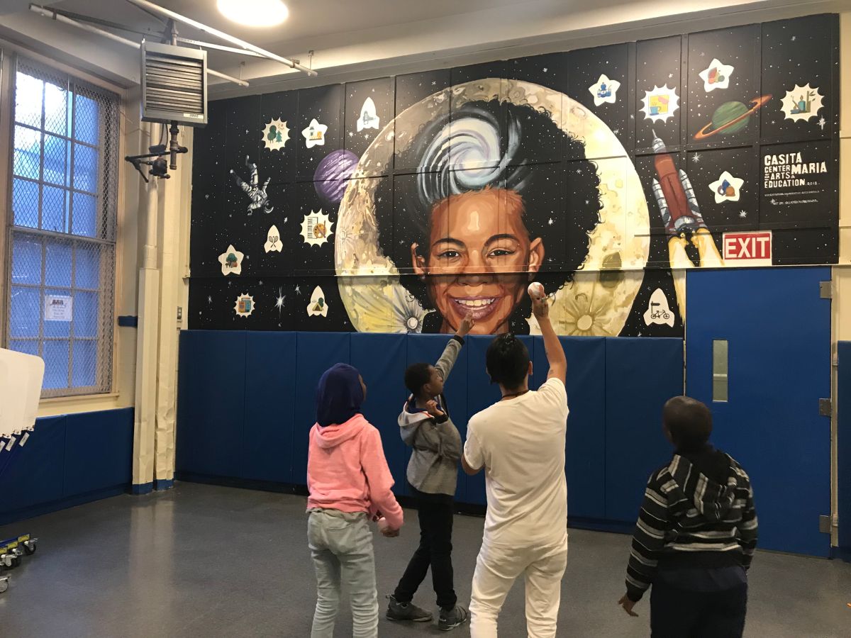 Niños juegan en el mural "Healthy Matching Game", pintado por Casita Maria en la escuela P.S. 55 Benjamin Franklin, en El Bronx. 