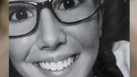 Rivera habla con su abogado en corte. A la izquierda, imagen de archivo de Tibbetts.