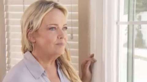 Una mujer de California se opera para rejuvenecer y lucir como si estuviera en secundaria.