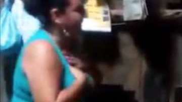 Una madre le canta a su hija en la fiesta de quinceañera.