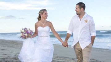 Arriesgaron casarse en la playa a pesar del huracán Florence.