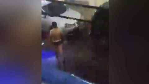 El presunto infiel fue grabado en calzoncillos.